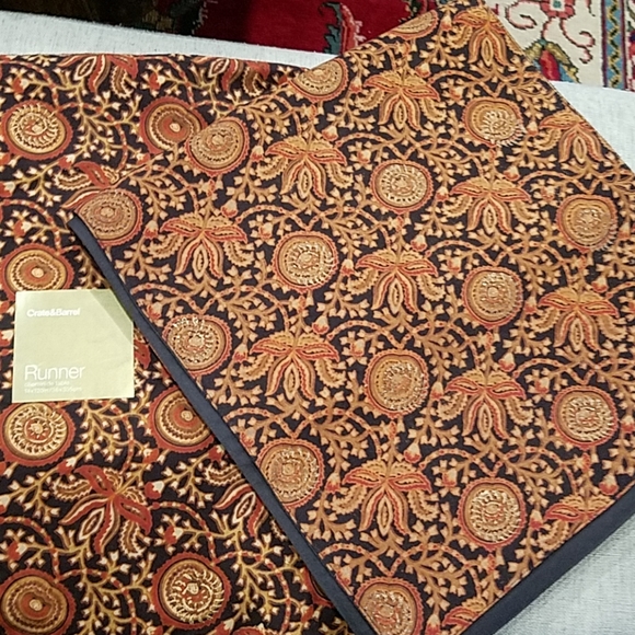 NWOT Crate & Barrel Table Runner - Picture 1 of 5